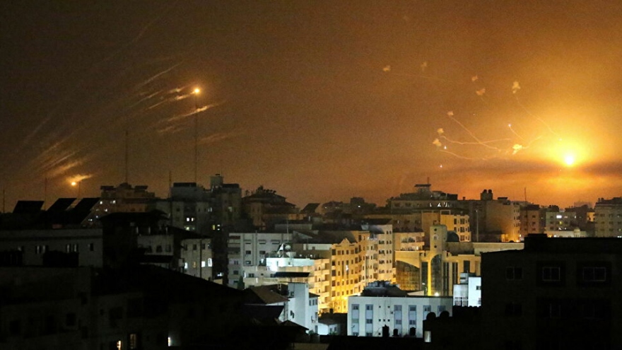 Hệ thống Vòm Sắt của Israel bắn hạ hàng chục tên lửa nã vào Tel Aviv