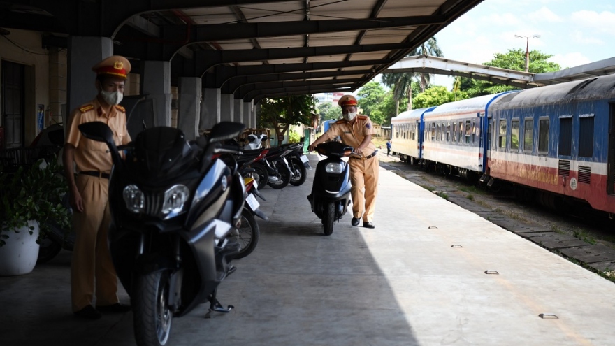 Cảnh sát giao thông thu giữ xe mô tô BMW "lậu"