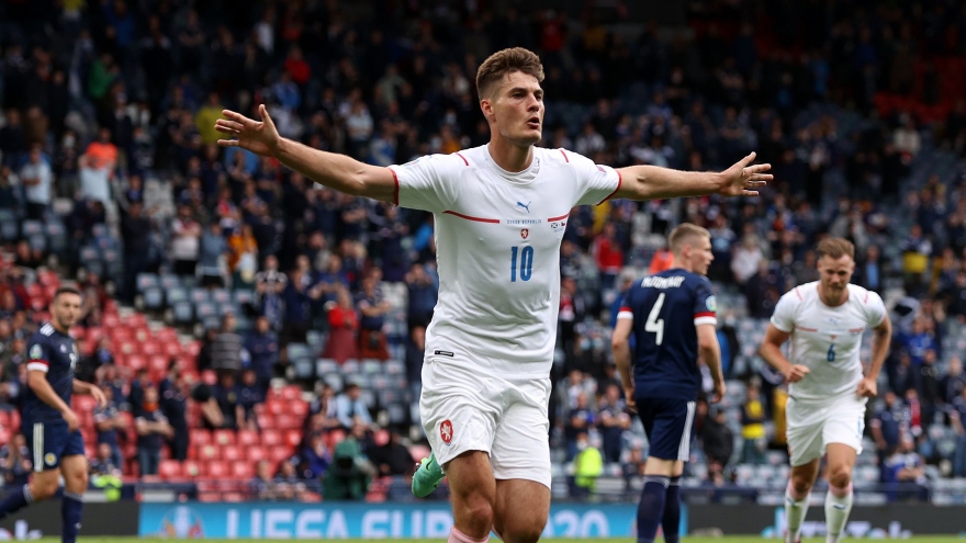 Siêu phẩm từ giữa sân giúp CH Séc thắng dễ Scotland