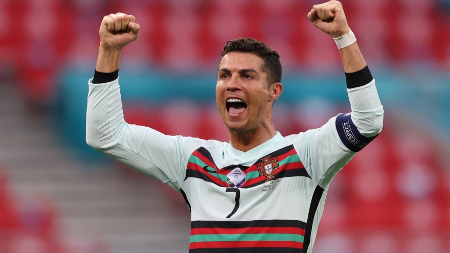 Ronaldo khiến cả thế giới ngả mũ khi thiết lập hàng loạt cột mốc ấn tượng