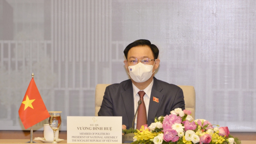 Chủ tịch Quốc hội Vương Đình Huệ điện đàm với Chủ tịch Quốc hội Campuchia