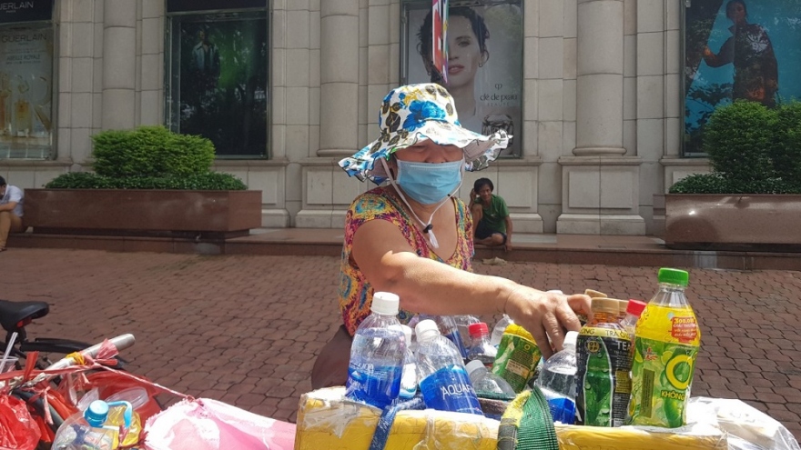 Gánh hàng rong ở TP.HCM cố bám trụ chờ hết giãn cách