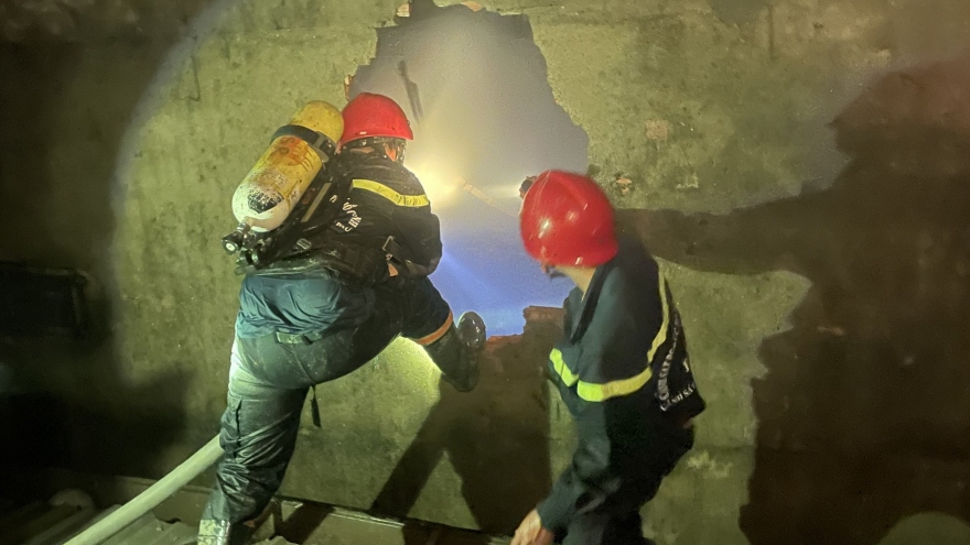 Cháy nhà giữa đêm ở TP HCM, vợ tử vong, chồng và con bị thương