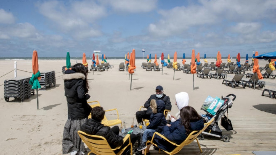 Pháp dỡ bỏ lệnh giới nghiêm và nới lỏng quy định đeo khẩu trang