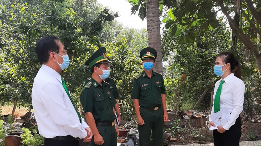 Tây Ninh thưởng nóng tài xế taxi vì tố giác người nhập cảnh trái phép