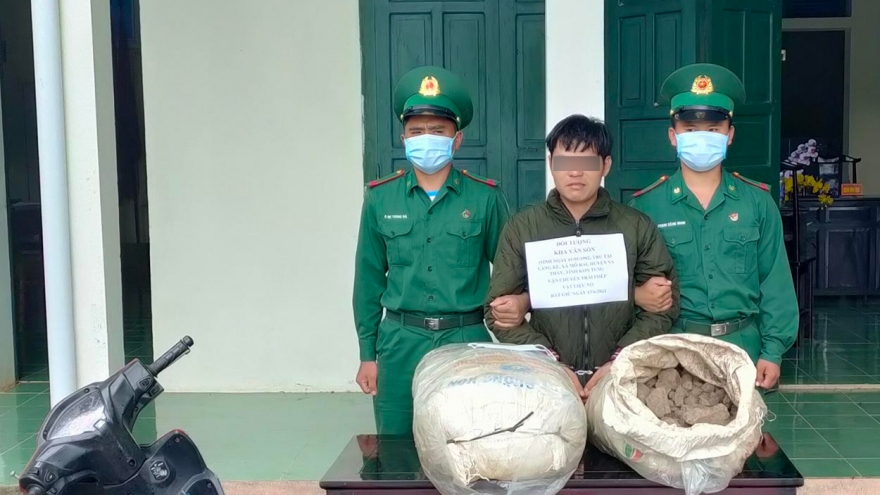 Bắt giữ người đàn ông vận chuyển 1 tạ thuốc bom bằng xe máy