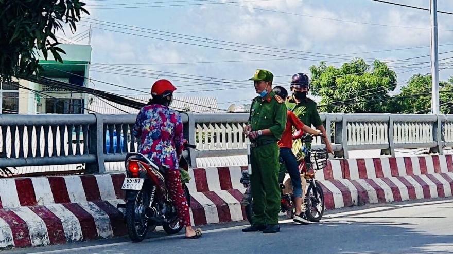 Ngang nhiên đi ngược chiều trên cầu để vào chợ dân sinh