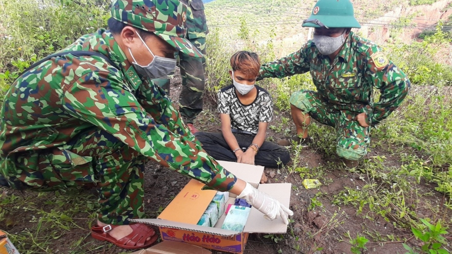 Đối tượng 16 tuổi vận chuyển 5kg ma túy về Việt Nam