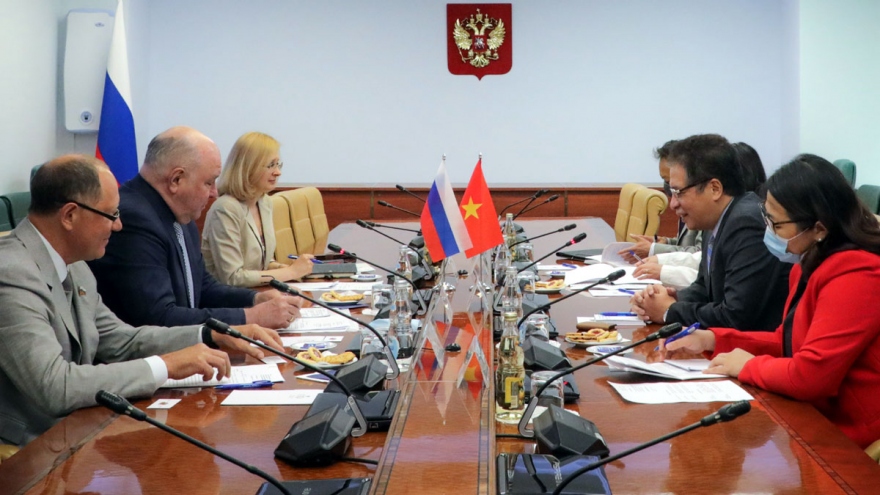 Việt Nam quan tâm việc chuyển giao công nghệ sản xuất vaccine của Nga