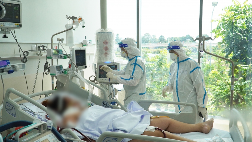 Tinh thần “thép” của y bác sĩ ở Bệnh viện Hồi sức Covid-19