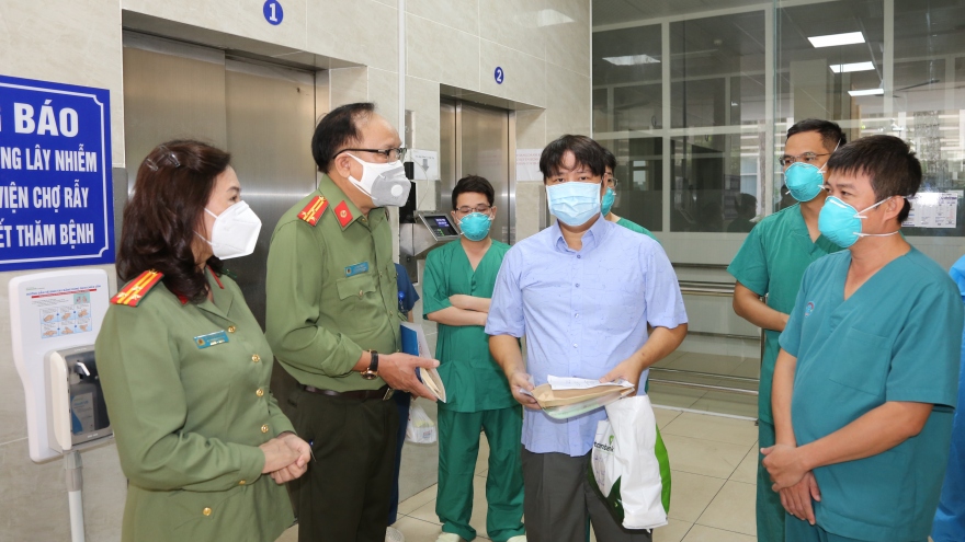 Chiến sĩ công an mắc Covid-19 nặng như “bệnh nhân 91” đã xuất viện