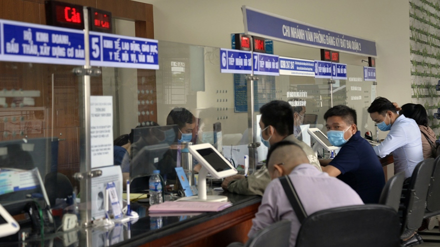 Cán bộ, công chức TP.HCM phải đeo thẻ khi đi làm, về nhà trước 18h