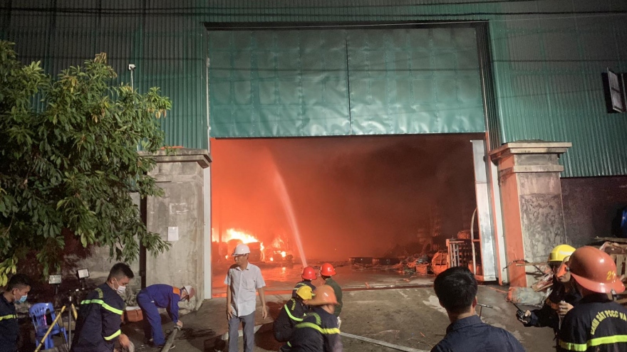 Nhà kho 4.000m2 chứa lốp cao su cháy dữ dội trong đêm