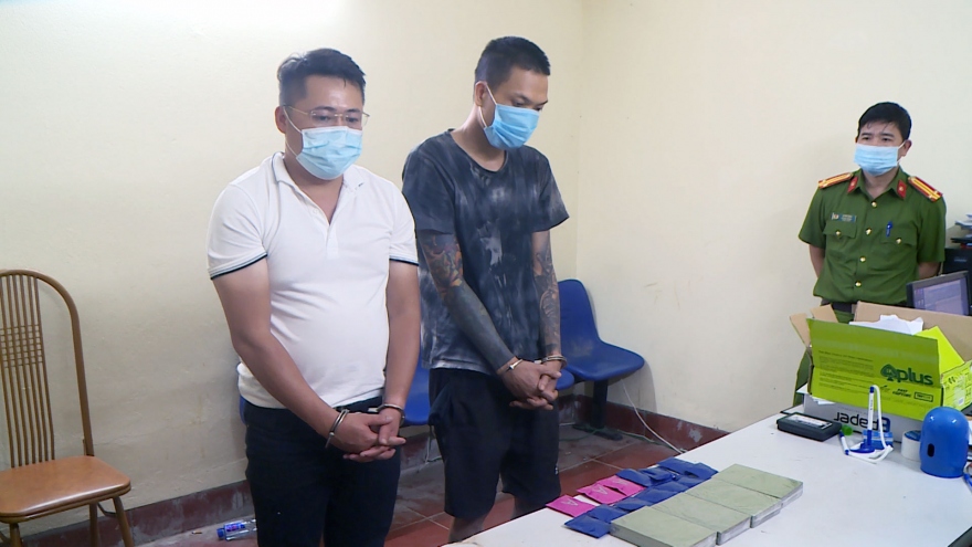 Sa lưới khi đang mua bán 4 bánh heroin, hơn 2.600 viên ma túy