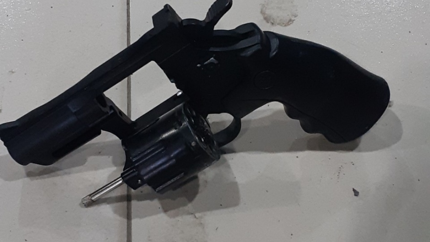 Nam thanh niên bị bắt khi đang đi giao súng đạn