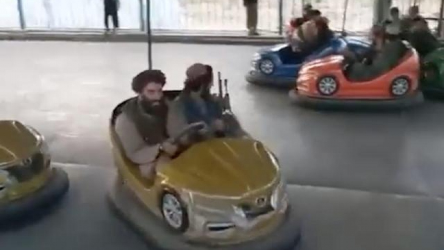 Chiến binh Taliban thích thú chơi xe đụng, đu quay sau khi chiếm được Kabul