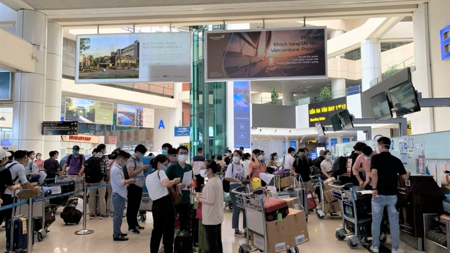 Chuyến bay tốc hành đưa gần 200 y bác sỹ Bệnh viện Bạch Mai vào TP.HCM chống dịch