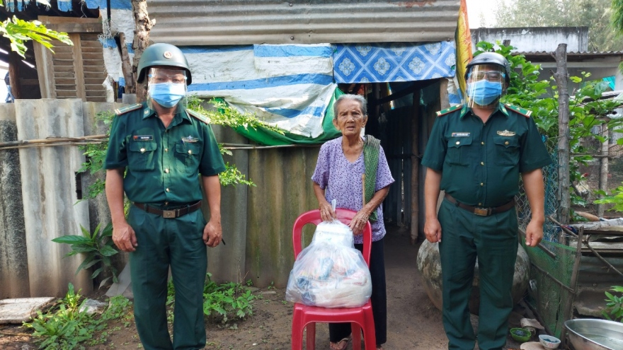 Bộ đội biên phòng Sóc Trăng góp sức giúp người dân nghèo giữa dịch COVID-19