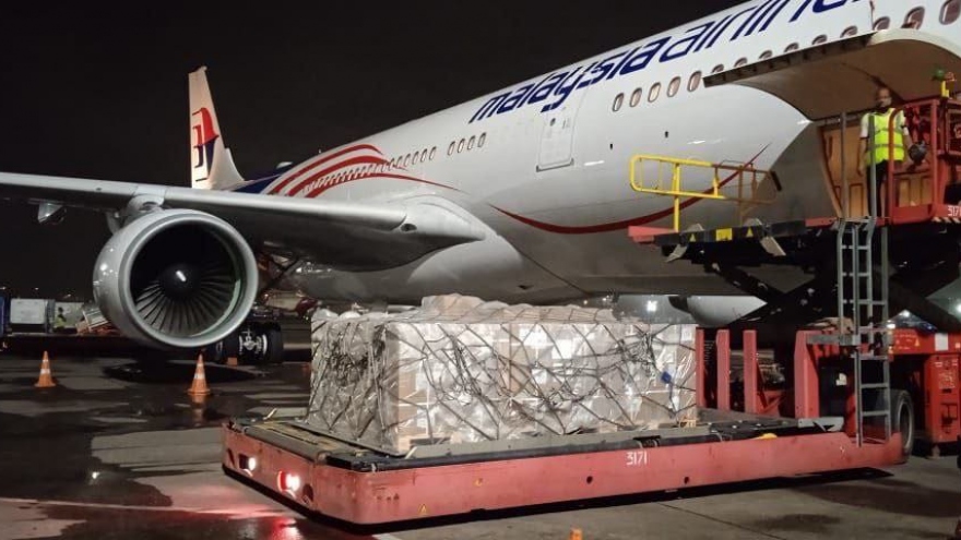 Lô thuốc điều trị COVID-19 đầu tiên do Vingroup nhập khẩu đã về Việt Nam