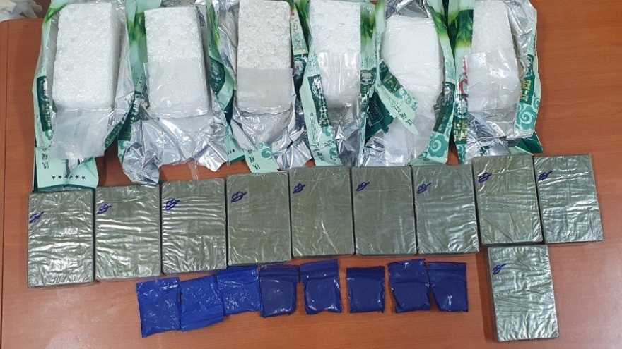 Bắt đối tượng dùng xe “luồng xanh” để vận chuyển 10 bánh heroin và gần 5kg ma túy đá