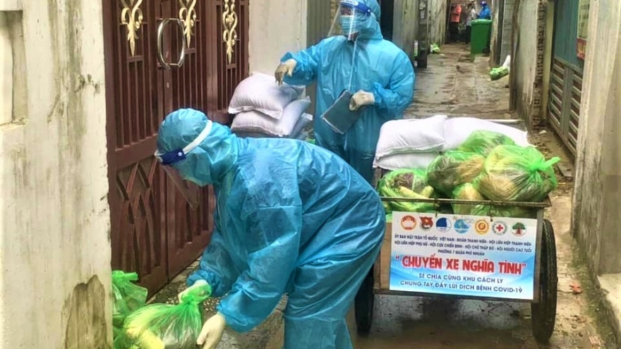 Nhiều băn khoăn về sự chênh lệch các túi quà hỗ trợ ở TP.HCM