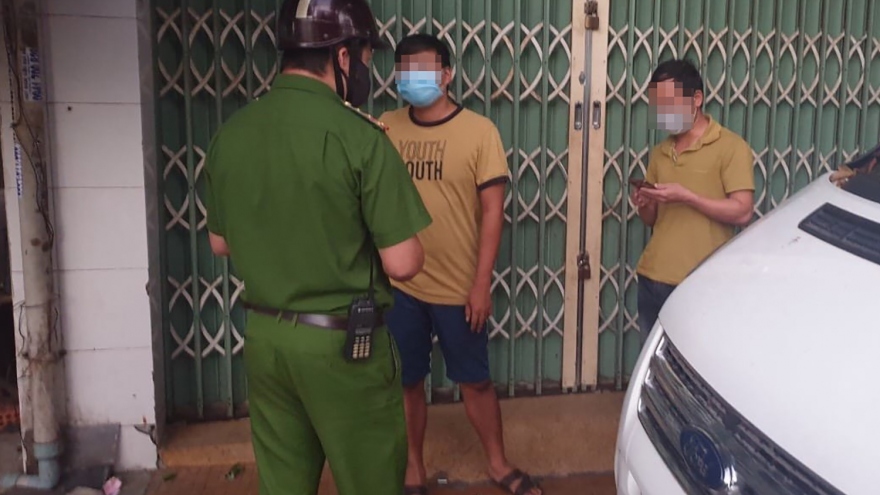 Nóng 24h: Hai thợ xây đi dạo trong lúc phong tỏa, bị đề xuất phạt 15 triệu đồng