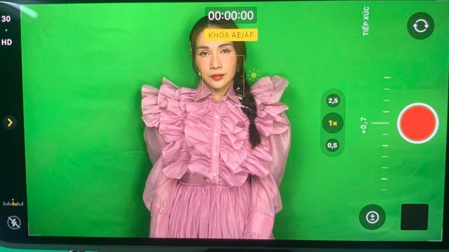 Giãn cách trong thời gian dài, hàng loạt show phải ghi hình “tại gia”