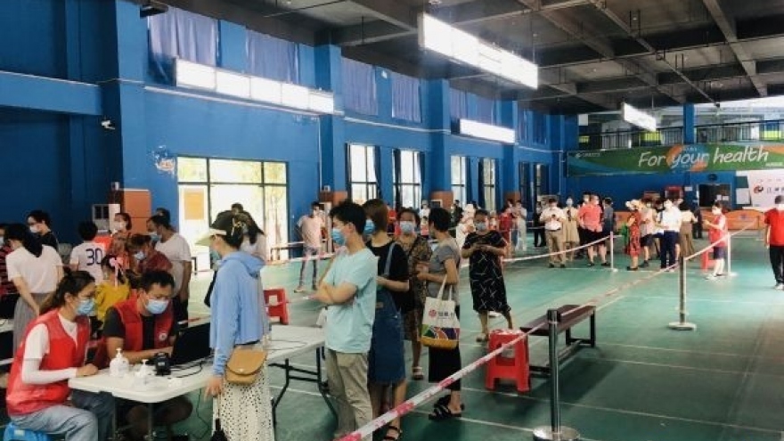 Trung Quốc lùi thời gian nhập học, hạn chế xuất cảnh chống Covid-19