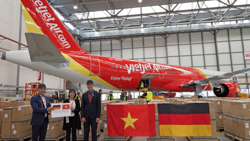 Vietjet vận chuyển thiết bị y tế viện trợ từ Đức về TP.HCM