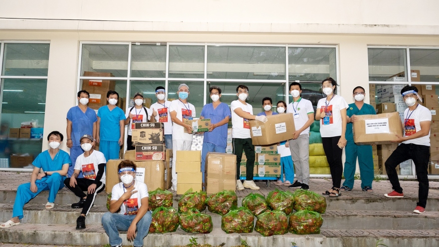 Miss Earth Việt Nam 2021 tặng đồ bảo hộ y tế, chung tay đẩy lùi Covid-19