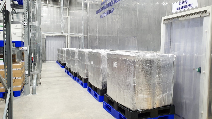 Bàn giao hơn 1,2 triệu liều vaccine AstraZeneca cho Bộ Y tế