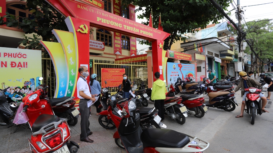 Người dân Đà Nẵng chật vật xin cấp giấy thông hành