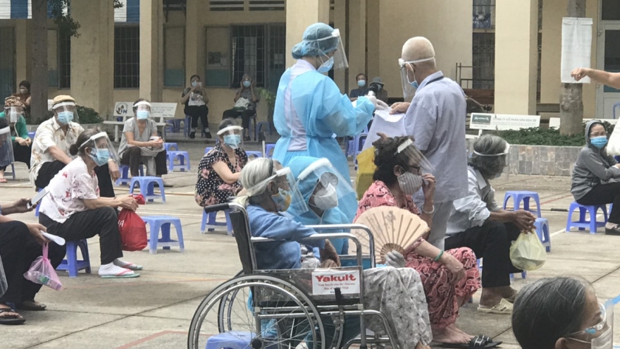 TP.HCM tổ chức tiêm vaccine cho người cao tuổi