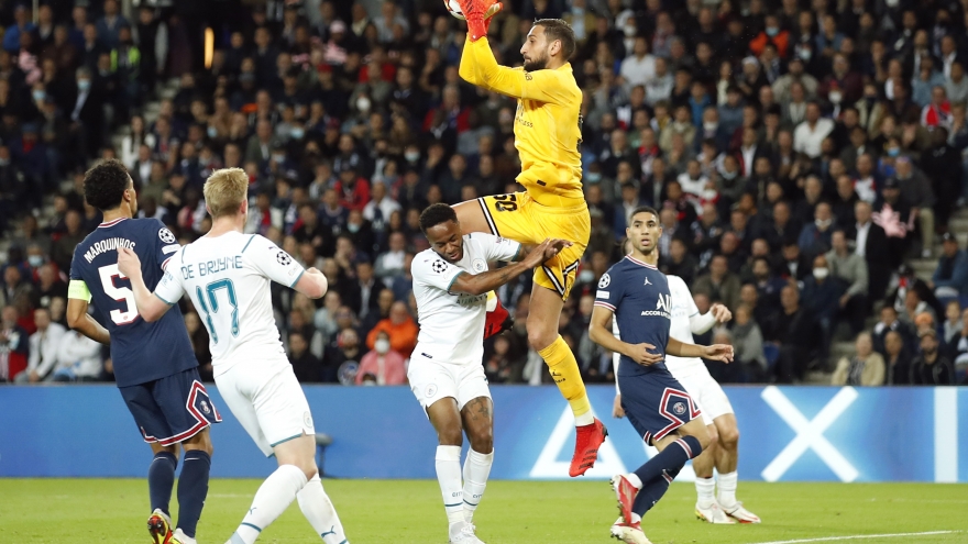 Donnarumma gây sốt trong lần đầu tiên ra sân ở Champions League