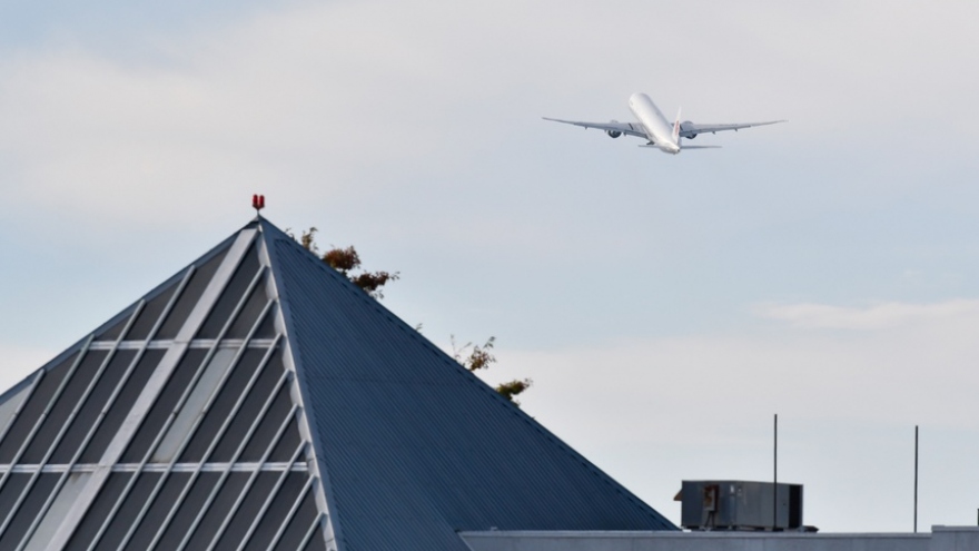 “Công chúa” Huawei Mạnh Vãn Chu lên máy bay trở về Trung Quốc sau khi được trả tự do