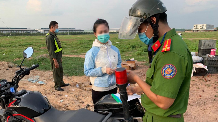 “Vùng xanh” ở Bình Dương nới lỏng giãn cách, người ra đường vẫn không nhiều