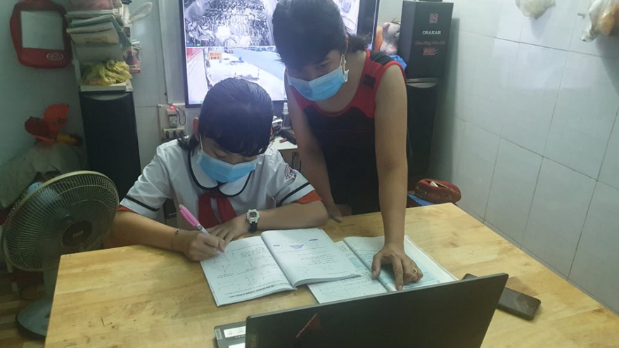 Khoảng 70.000 học sinh ở Bình Dương không có máy tính để học trực tuyến