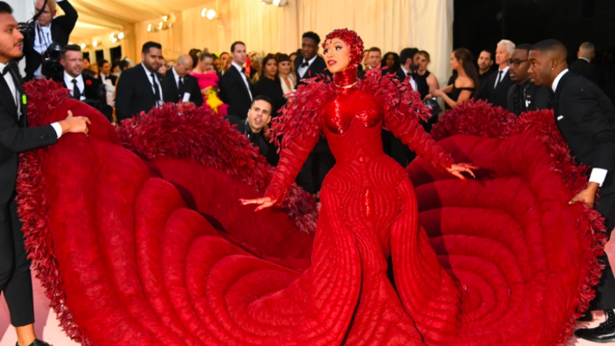 Met Gala - "Bữa tiệc thời trang" lớn nhất trong năm lần đầu tiên được phát sóng trực tuyến