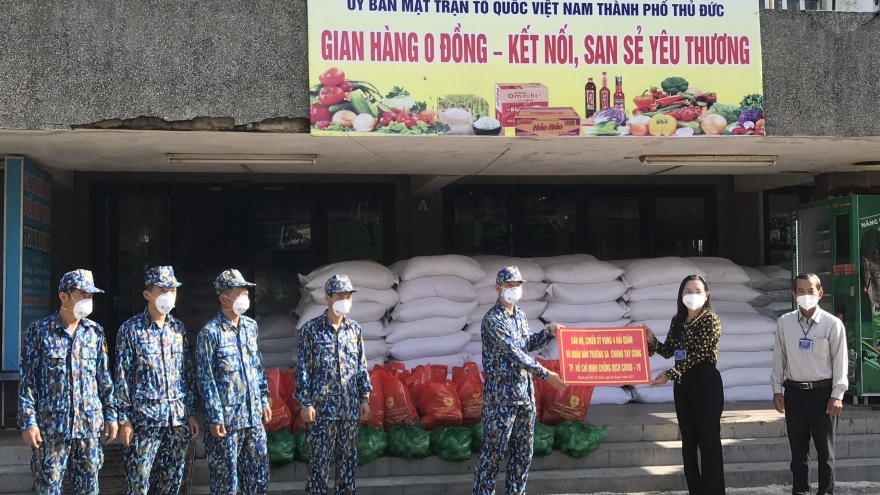 Vùng 4 Hải quân tặng quà cho nhân dân TP. Thủ Đức chống dịch Covid-19