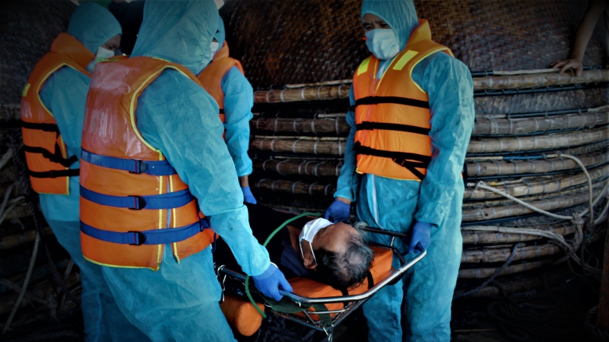 Tàu Kiểm ngư 417 kịp thời đưa ngư dân tàu cá gặp nạn đi cấp cứu