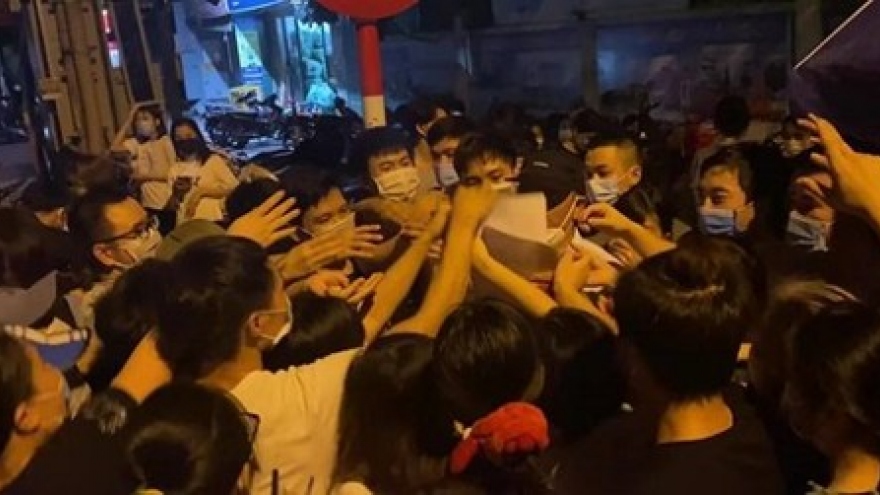 Làm rõ trách nhiệm lãnh đạo phường Trung Văn khi để tụ tập, chen lấn ở điểm tiêm chủng