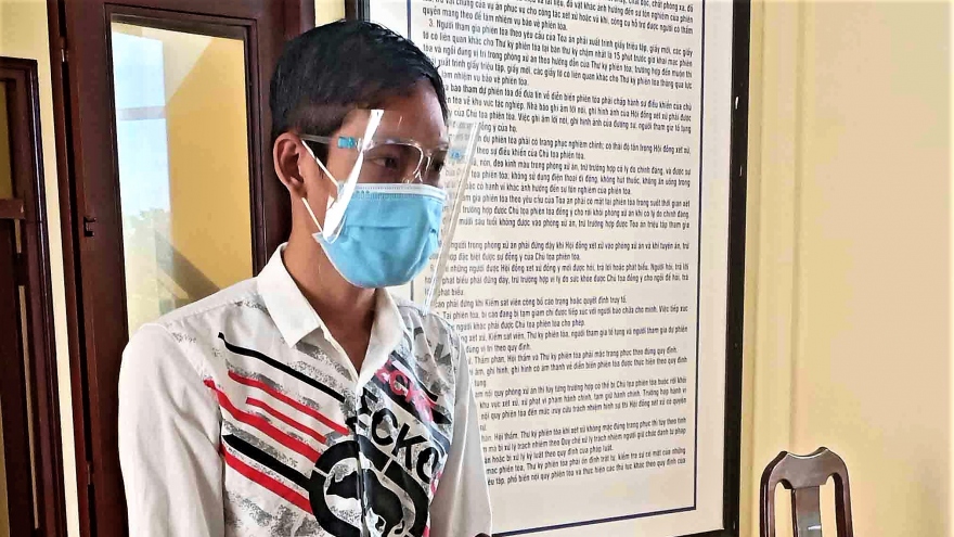 Nóng 24h: Lĩnh án tù vì đánh cán bộ khu cách ly