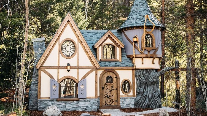 Ngôi nhà nhỏ đẹp như cổ tích nằm sâu trong khu rừng