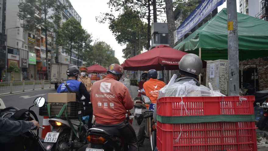 TP.HCM: Shipper tăng gấp 5 lần gây quá tải các trạm y tế lưu động