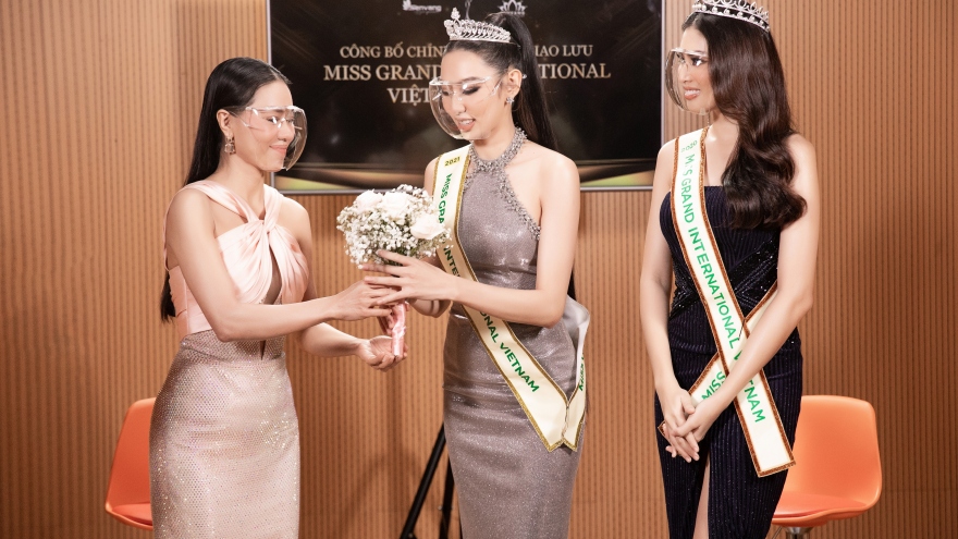 Thuỳ Tiên trổ tài “bắn” tiếng Thái, chính thức nhận sash từ Ngọc Thảo