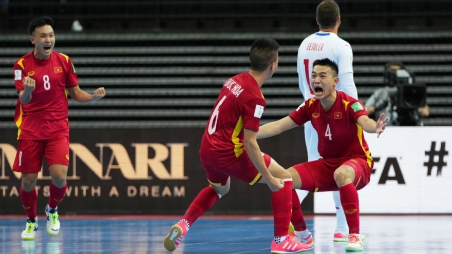 VOV và các nhà tài trợ thưởng nóng cho ĐT Futsal Việt Nam