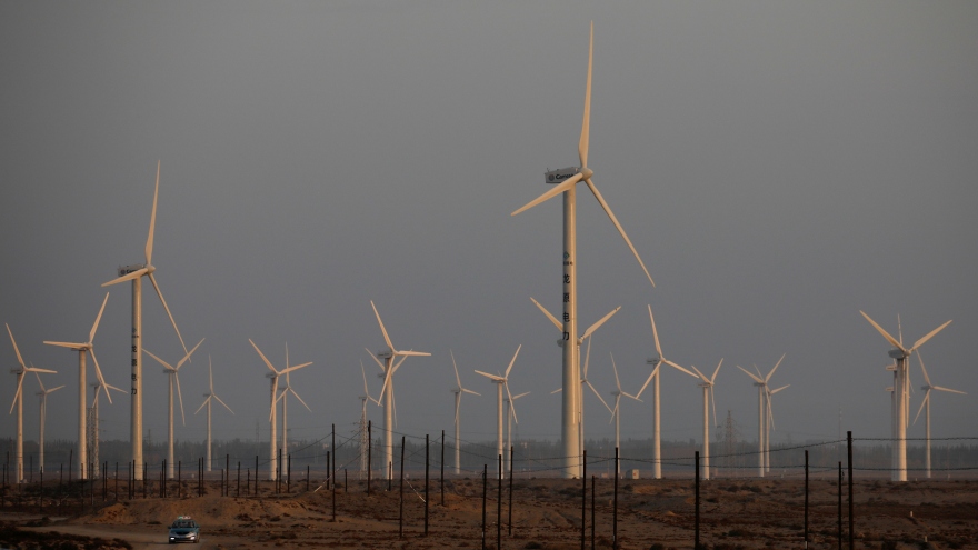 Trung Quốc chi khoảng 10 tỷ USD xây dựng nhà máy quang điện và điện gió