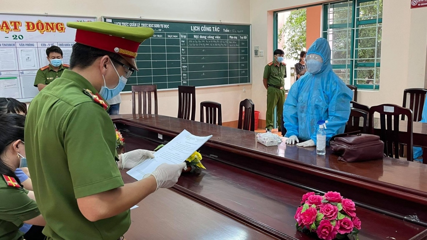 Dùng chai cồn đánh vào đầu cán bộ phòng dịch, một phụ nữ bị khởi tố