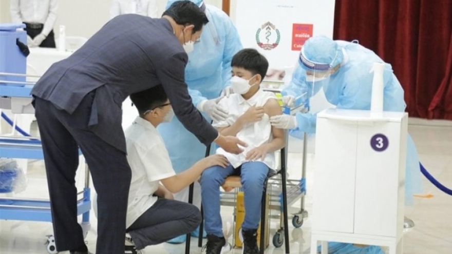 Kinh nghiệm tiêm vaccine Covid-19 cho trẻ em ở các nước