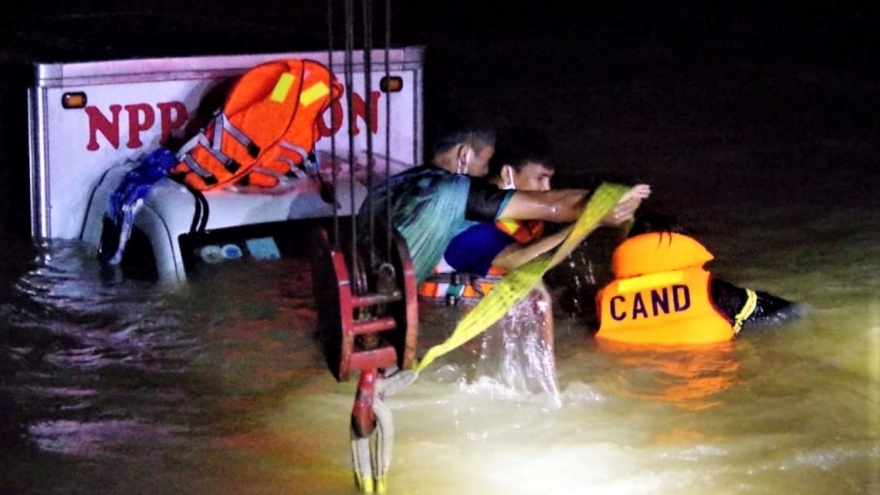 Băng qua cầu tràn, hai vợ chồng cùng xe tải bị nước lũ cuốn trôi ở Quảng Ngãi